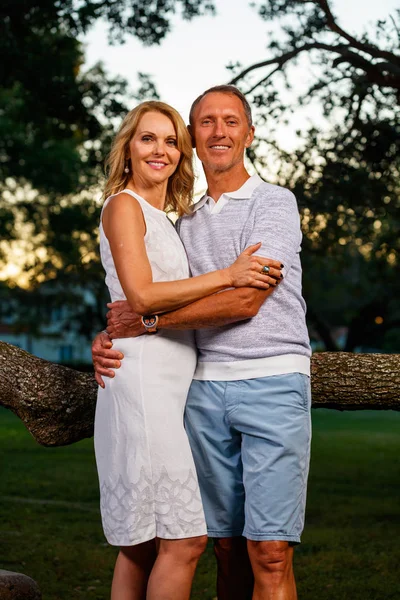 Atraente Casal Meia Idade Livre Estilo Vida Retrato Cenário Parque — Fotografia de Stock