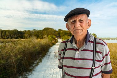 yaşlı bir adam açık havada