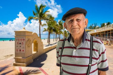 yaşlı bir adam açık havada