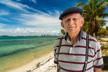 yaşlı bir adam açık havada