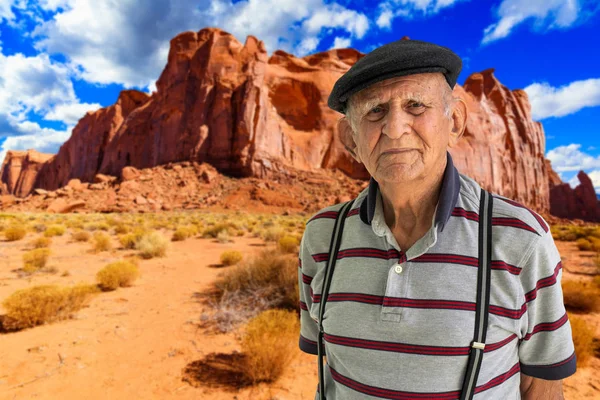 Yaşlı bir adam açık havada — Stok fotoğraf