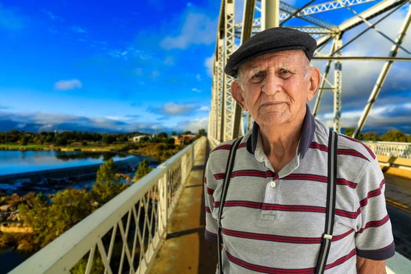 Älterer Mann im Freien — Stockfoto