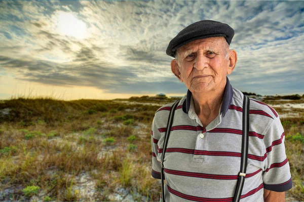 Anciano al aire libre — Foto de Stock