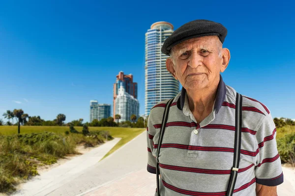 Uomo anziano all'aperto — Foto Stock