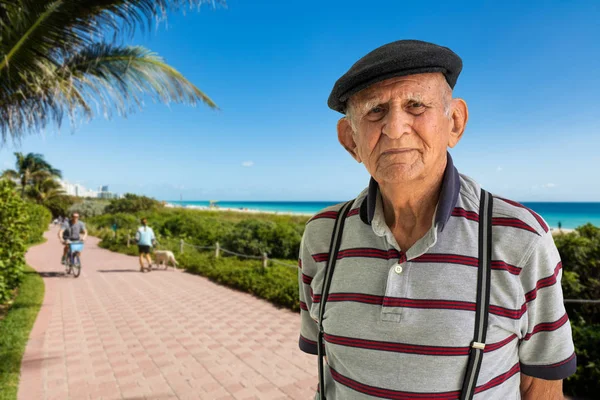 Пожилой человек на улице — стоковое фото