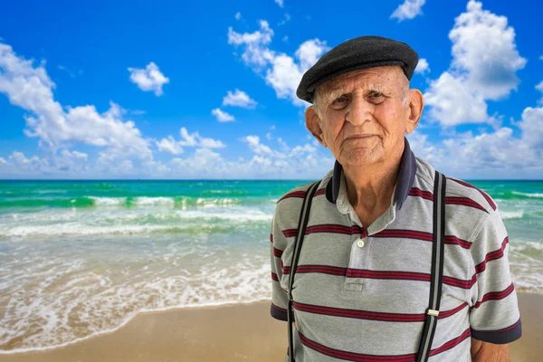 Oudere man buitenshuis — Stockfoto
