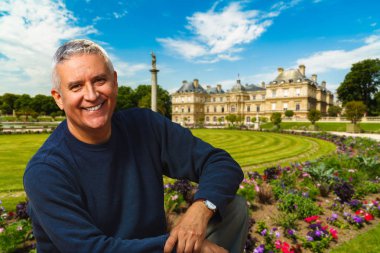 yakışıklı bir adam açık havada