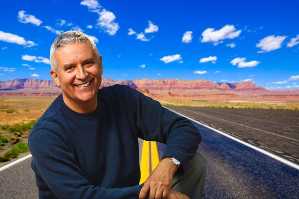 Bonito Homem Meia Idade Livre Retrato Uma Estrada Deserto Arizona — Fotografia de Stock