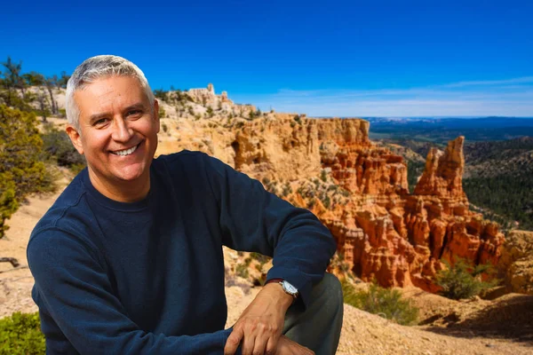 Brunetě Středního Věku Člověka Venkovní Portrét Pozadím Canyon Utah — Stock fotografie