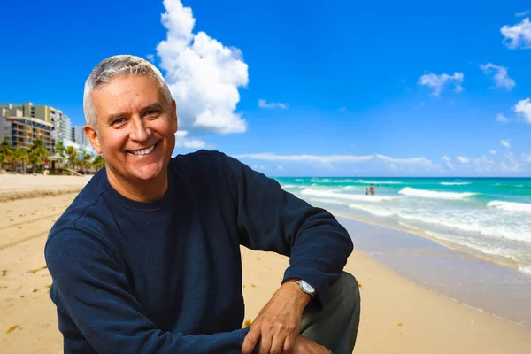 Yakışıklı Orta Yaş Erkek Açık Dikey Plaj Arka Plan — Stok fotoğraf
