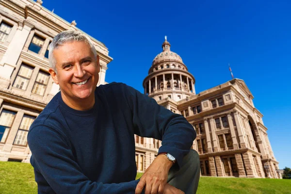 Jóvágású Középkorú Férfi Szabadtéri Portré Texas State Capitol Épület Háttérben — Stock Fotó