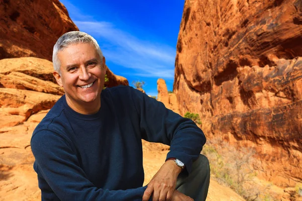 Jóvágású Középkorú Férfi Kültéri Álló Utah Canyon Háttérrel — Stock Fotó
