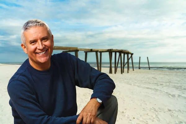 Knappe Middelbare Leeftijd Man Buiten Portret Met Een Duinen Beach — Stockfoto