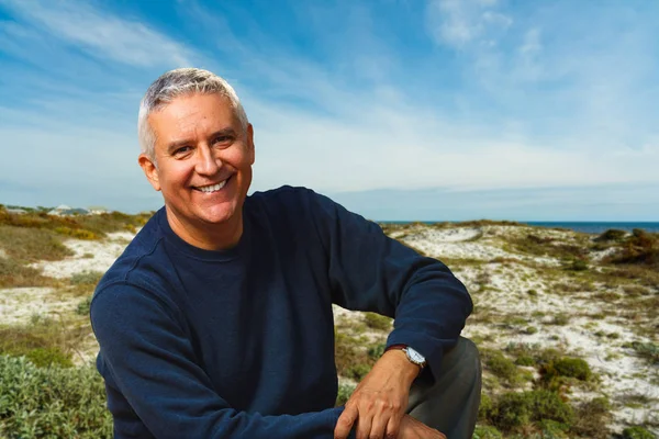 Stilig Medelåldern Mannen Utomhus Porträtt Med Dunes Beach Bakgrund — Stockfoto