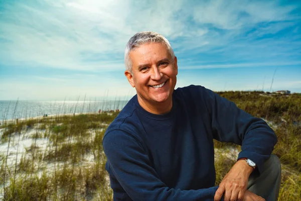 Bello Uomo Mezza Età Ritratto All Aperto Con Dune Spiaggia — Foto Stock