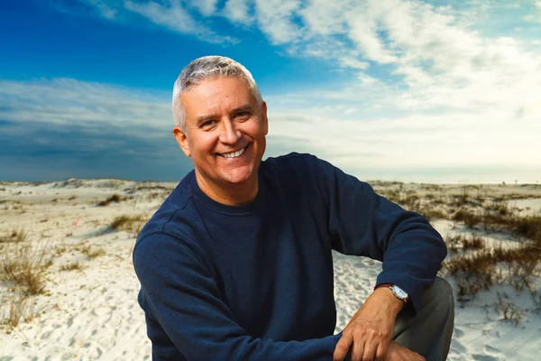 Bello Uomo Mezza Età Ritratto All Aperto Con Dune Spiaggia — Foto Stock