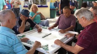 Miami, Florida - 12 Şubat 2018: Tanımlanamayan yaşlı bireylerin domino popüler küçük Havana'da tarihi Domino Park oyun.