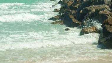 Süper yüksek çözünürlüklü video dalgaların kıyıya rüzgarlı bir günde popüler Miami Beach'de geliyor.