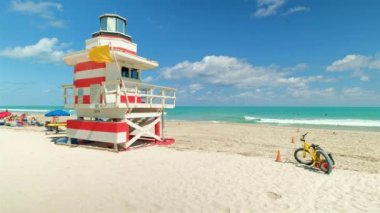 Miami Beach, Florida - 6 Mart 2018: yüksek tanımlı video güzel ve boyunca South Pointe Park popüler South Beach süper.