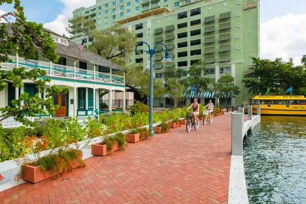 Paseo a orillas del río Las Olas — Foto de Stock