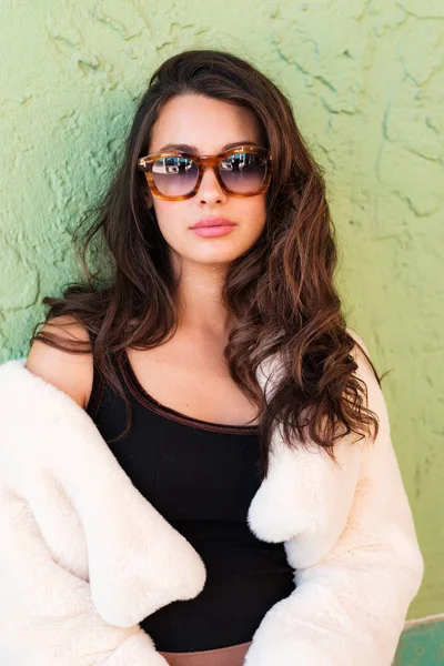Hermosa Mujer Joven Aire Libre Retrato Moda Con Gafas Sol — Foto de Stock