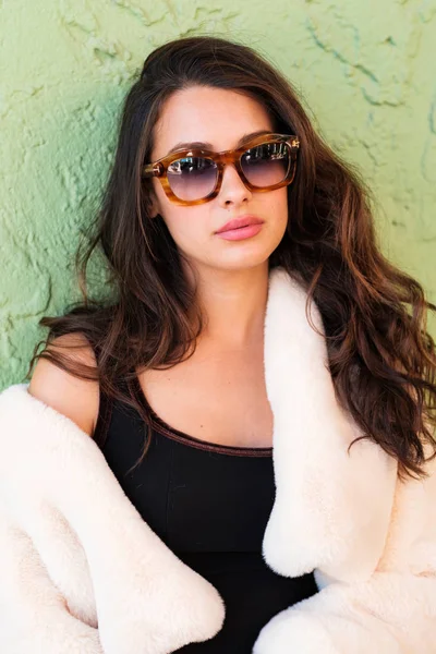Hermosa Mujer Joven Aire Libre Retrato Moda Con Gafas Sol — Foto de Stock