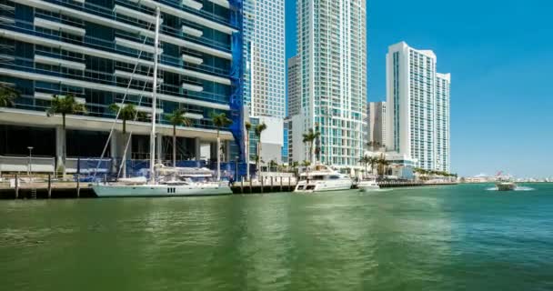 迈阿密 美国佛罗里达州 2018年4月16日 迈阿密河沿市区的时间推移视频与小船巡航由现代摩天大楼 — 图库视频影像