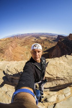 yakışıklı bir adam açık havada