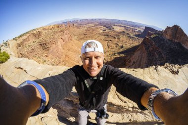 yakışıklı bir adam açık havada