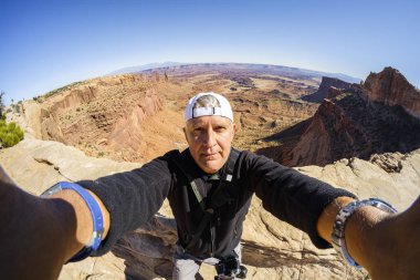 yakışıklı bir adam açık havada