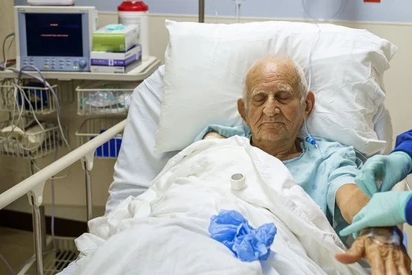 Senior man in hospital — Stock Photo, Image