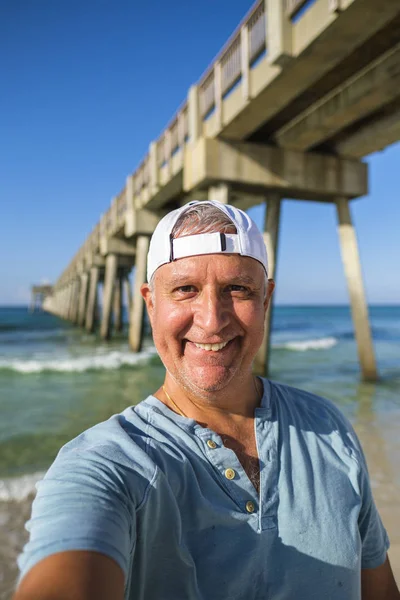 Случайный пенсионер на пляже — стоковое фото