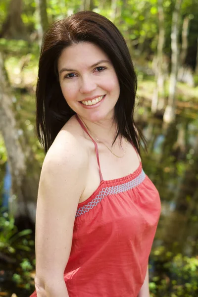 美丽的女人 喜欢户外活动在佛罗里达大沼泽地国家公园 — 图库照片