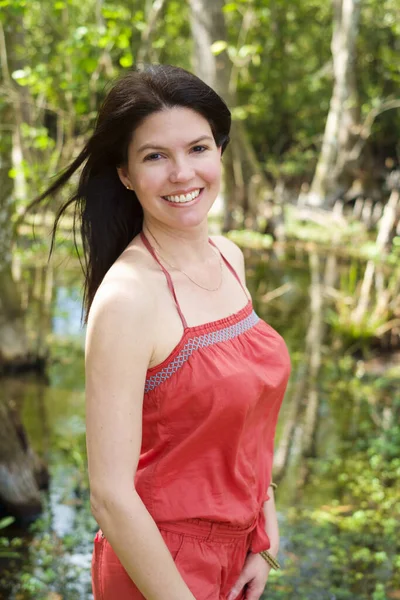 Bella Donna Godendo Vita All Aria Aperta Nelle Everglades Florida — Foto Stock