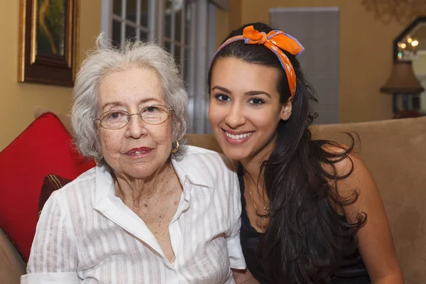 高齢者 プラス歳自宅の設定での孫娘と祖母 — ストック写真