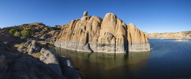 Watson Gölü 'nün doğal güzelliğinin panoramik görüntüsü Prescott, Arizona' da öğleden sonra.