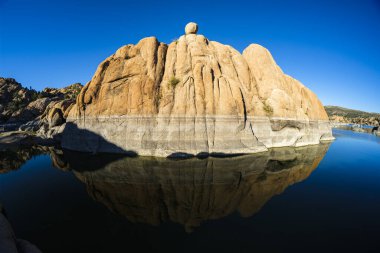 Watson Gölü 'nün doğal güzelliği Prescott, Arizona' da öğleden sonra.