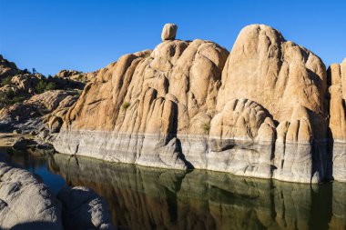Watson Gölü 'nün doğal güzelliği Prescott, Arizona' da öğleden sonra.