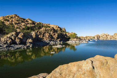 Watson Gölü 'nün doğal güzelliği Prescott, Arizona' da öğleden sonra.