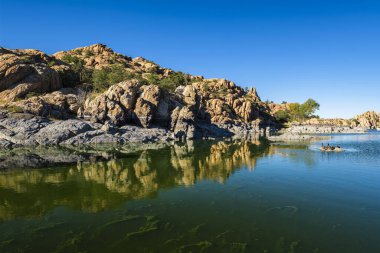 Watson Gölü 'nün doğal güzelliği Prescott, Arizona' da öğleden sonra.
