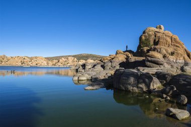 Watson Gölü 'nün doğal güzelliği Prescott, Arizona' da öğleden sonra.