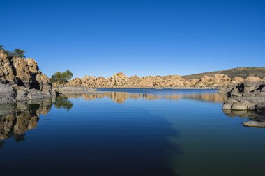 Watson Gölü 'nün doğal güzelliği Prescott, Arizona' da öğleden sonra.