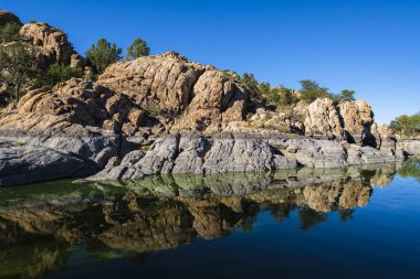 Watson Gölü 'nün doğal güzelliği Prescott, Arizona' da öğleden sonra.