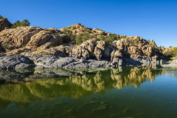 下午晚些时候亚利桑那州普雷斯科特市华生湖的自然美 — 图库照片