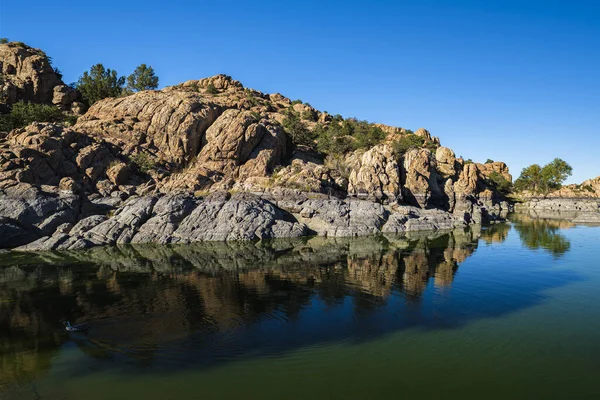 下午晚些时候亚利桑那州普雷斯科特市华生湖的自然美 — 图库照片