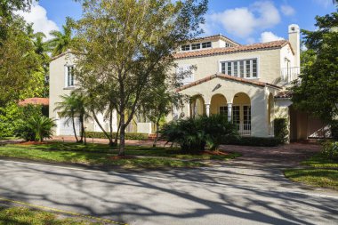 Coral Gables, Florida Usa - 14 Mart 2020: Miami 'deki tarihi Coral Gables şehrinde klasik Akdeniz mimari tarzı ev.