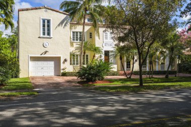 Coral Gables, Florida Usa - 14 Mart 2020: Miami 'deki tarihi Coral Gables şehrinde klasik Akdeniz mimari tarzı ev.