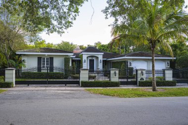 Coral Gables, Florida ABD - 16 Mart 2020: Orta Miami 'deki tarihi Coral Gables şehrinde modern mimari tarzı ev.
