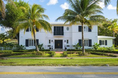 Coral Gables, Florida ABD - 16 Mart 2020: Miami 'nin merkezinde bulunan tarihi Coral Gables şehrinde klasik Art Deco mimari tarzı ev.