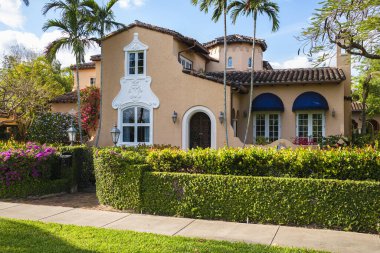 Coral Gables, Florida ABD - 16 Mart 2020: Miami 'nin merkezinde bulunan tarihi Coral Gables şehrinde klasik Akdeniz mimari tarzı ev.